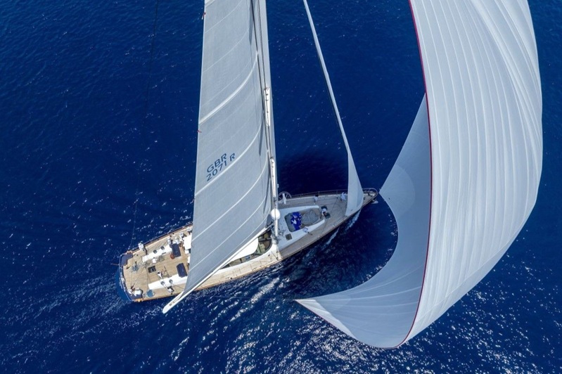 Eine Superyacht unter Segeln