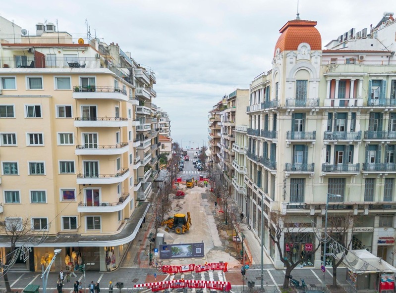 Entlang der Agia Sofia im Zentrum von Thessaloniki finden derzeit Bauarbeiten statt, bei denen die Stadtverwaltung im Rahmen eines 14-monatigen Sanierungsprojekts die Fußgängerzone zwischen der Tsimiski Straße und der Leoforos Nikis erweitert.