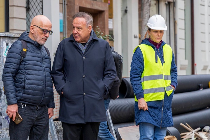 Der Bürgermeister von Thessaloniki, Stelios Angeloudis (Mitte), inspiziert den Fortschritt des Sanierungsprojekts Agia Sofia, dessen Ziel es ist, die Fußgängerzone zu erweitern und den öffentlichen Raum im Stadtzentrum aufzuwerten