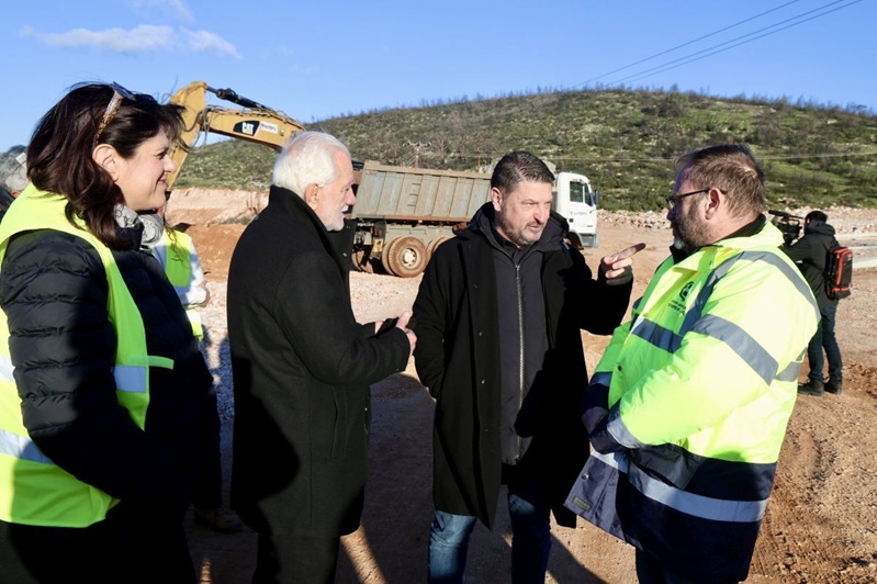 Der Gouverneur von Attika, Nikos Hardalias, berät sich mit Projektingenieuren und Bauleitern während der Arbeiten an der alten Nationalstraße zwischen Athen und Thiva. Die Modernisierung ist Teil eines umfassenderen regionalen Programms zur Modernisierung wichtiger Straßenkorridore und zur Verbesserung der Sicherheitsstandards in ganz Westattika.