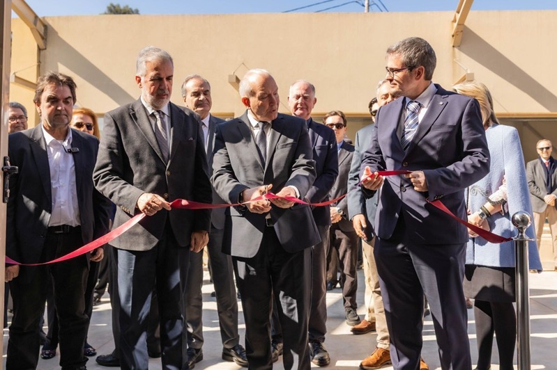 Der stellvertretende Minister für maritime Angelegenheiten, Stefanos Gkikas (Mitte), und der CEO der CPA, Dimitris Apergis, bei der Einweihung. Fotoquelle: Hafenbehörde von Korfu
