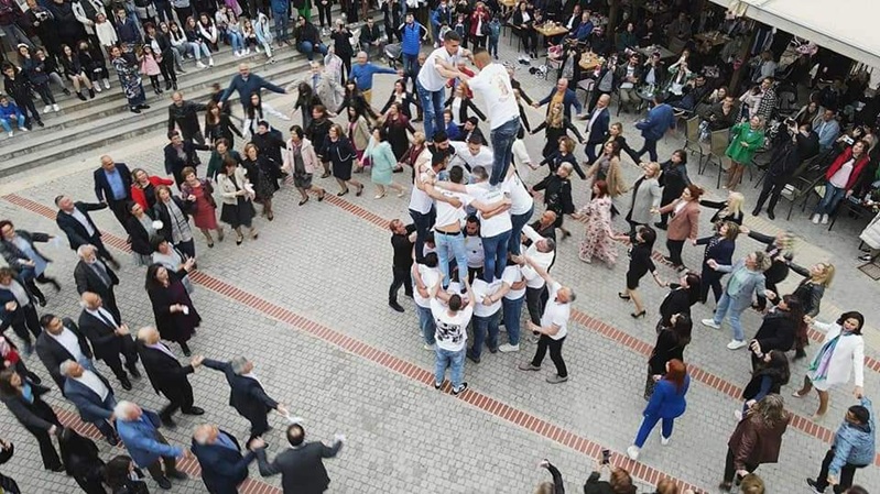 Die Teilnehmer bilden eine Menschenpyramide während des Andromana-Tanzes in Deskati, Grevena, einer Tradition nach Ostern, die den feierlichen Abschied von Ostern markiert. Bildquelle: Kulturministerium