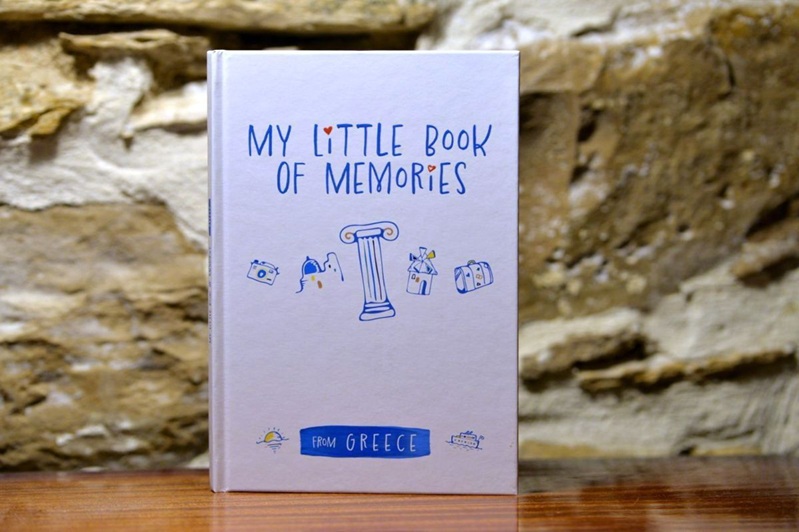„My Little Book of Memories“ ist ein Andenkenbuch für Griechenlandbesucher, das Reisende dazu einlädt, die Höhepunkte ihrer Reise anhand von sorgfältig ausgewählten Fragen festzuhalten, die von den Erlebnissen in Griechenland inspiriert sind.