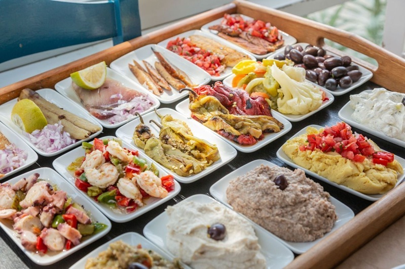 Eine Auswahl traditioneller griechischer Meze-Gerichte, die die Aromen und das kulinarische Erbe widerspiegeln, die Athen zu einem Top-Reiseziel für gastronomische Erlebnisse machen. Bildquelle: Manos Chatzikonstantis © This is Athens