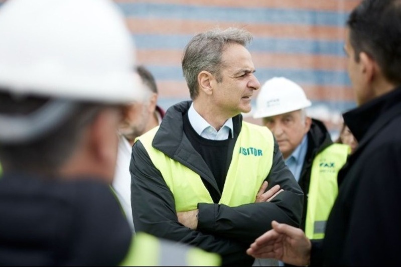 Ministerpräsident Kyriakos Mitsotakis bei seinem Besuch auf der Baustelle der Überführung, wo das 13 Kilometer lange Projekt mittlerweile zu über 50 Prozent fertiggestellt ist.
