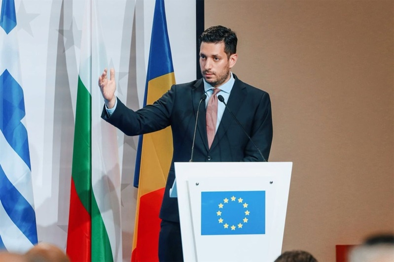 Der stellvertretende Verkehrsminister Konstantinos Kyranakis stellte Griechenlands Modernisierungsprogramm für das Athener Stadtbahnnetz vor. Bildquelle: Verkehrsministerium (Archivfoto)