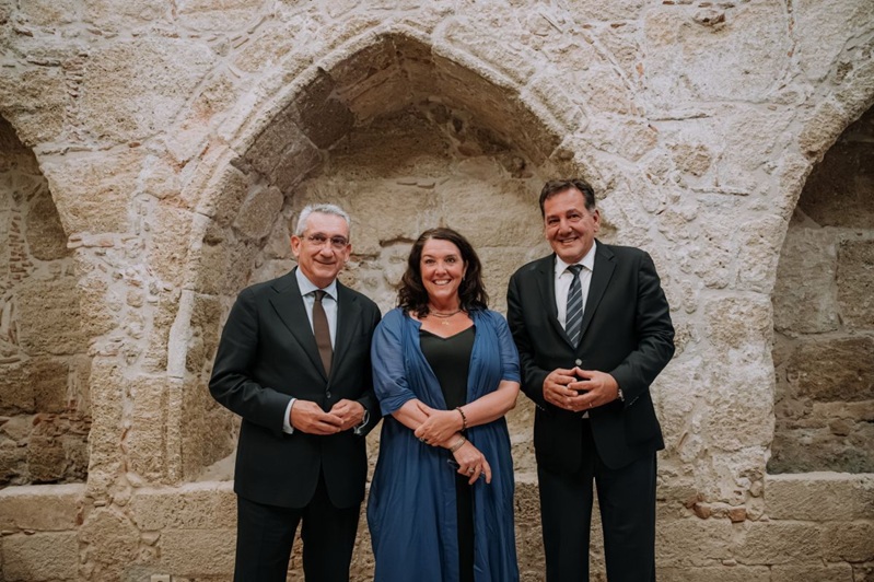 Der Gouverneur der Südägäis, George Hatzimarkos, die britische Historikerin Bettany Hughes und der Präsident des Hotelierverbands von Rhodos, Yiannis Papavassiliou. Fotoquelle: Hotelierverband von Rhodos