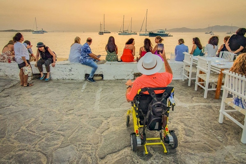 Das neue Programm „Tourismus für alle 2026–2027“ hebt die Einkommenskriterien für berechtigte Menschen mit Behinderungen und Familien mit Kindern mit Behinderungen auf und verstärkt damit seinen Fokus auf soziale Unterstützung. Foto © Greek Travel Pages (GTP) Strände & Inseln