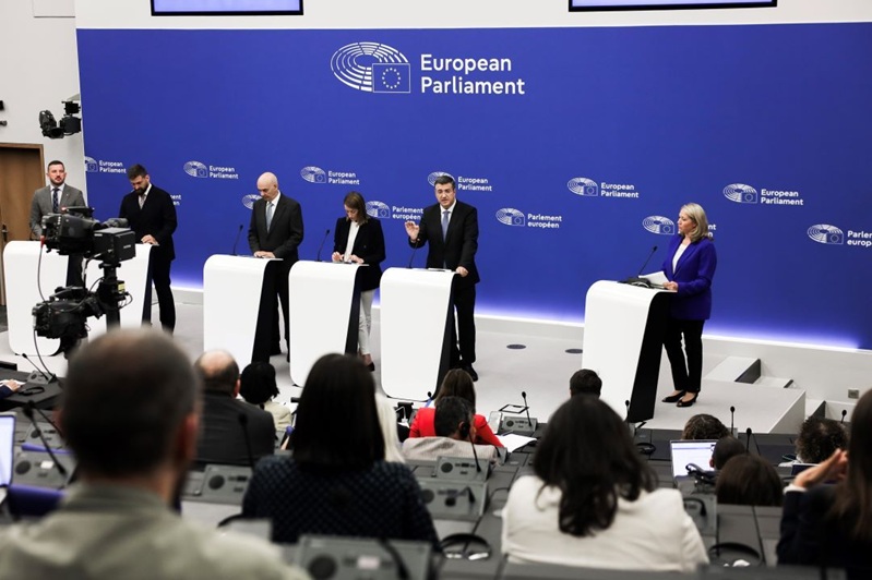 EU-Kommissar Apostolos Tzitzikostas sagte, das Abkommen aktualisiere die EU-Regeln für Fluggastrechte zum ersten Mal seit zwei Jahrzehnten und führe klarere Entschädigungsverfahren und einen stärkeren Verbraucherschutz ein.