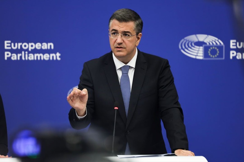 Laut Kommissar Tzitzikostas stärkt das Abkommen den Schutz von Passagieren mit Behinderungen und eingeschränkter Mobilität und führt gleichzeitig klarere Informationspflichten für Fluggesellschaften ein.
