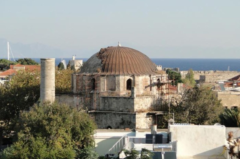 Die Recep-Pascha-Moschee in der mittelalterlichen Altstadt von Rhodos, aufgenommen während der Restaurierungsarbeiten. Das um 1587 erbaute Denkmal aus der osmanischen Zeit wurde nun vollständig restauriert und für die Öffentlichkeit zugänglich gemacht. Bildquelle: Kulturministerium