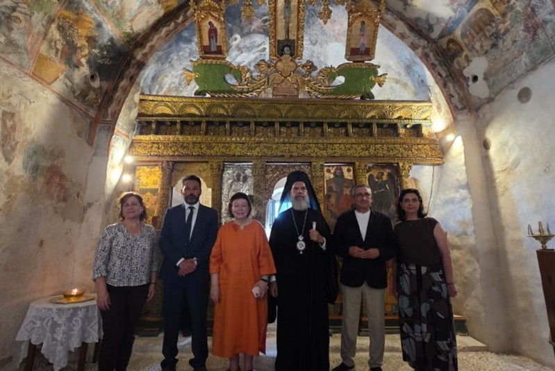 Kulturministerin Lina Mendoni, Metropolit Chrysostomos II., der Gouverneur der Region Südliche Ägäis, Giorgos Chatzimarkos, der Bürgermeister von Chalki, Angelos Fragkakis, sowie die Beamten der Denkmalschutzbehörde Olympia Vikatou und Eleni Farmakidou bei der Wiedereröffnungsfeier der Kirche Panagia Choriani auf Chalki. Bildquelle: Kulturministerium