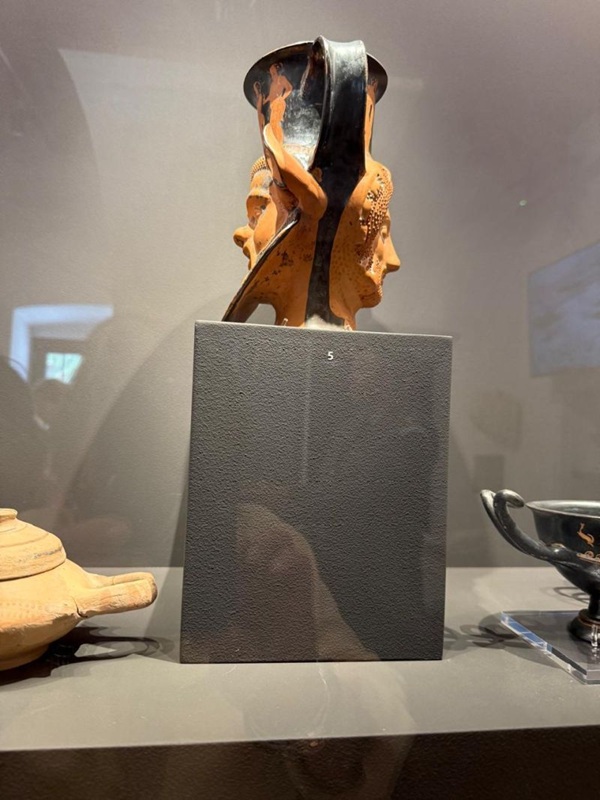 Die Dauerausstellung beleuchtet die Geografie und Geschichte von Chalki anhand archäologischer Funde aus den letzten Jahrzehnten.