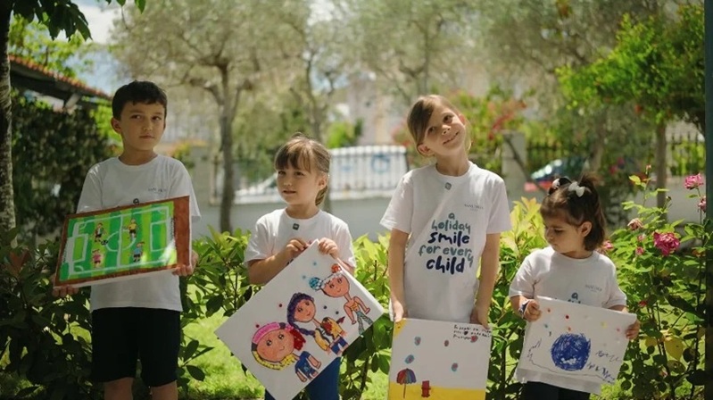 Die Initiative - Sommerliche Lächeln für jedes Kind - hat zum Ziel, Kindern, die von The Smile of the Child betreut werden, die Möglichkeit zu geben, durch Reisen, Spielen und kreative Aktivitäten bleibende Sommererinnerungen zu schaffen.