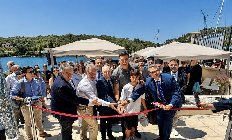 Beamte feiern die Einweihung des neuen Passagierterminals im Hafen von Gaios auf Paxos. Im Bild (von links nach rechts): Spyros Argyros, stellvertretender Regionalgouverneur für die kleinen Inseln; Spyridon Vlachopoulos, Bürgermeister von Paxos; Kostas Mouzakitis, Präsident der Handelskammer von Korfu; Stefanos Gkikas, Staatssekretär für Meeresangelegenheiten und Inselpolitik; Vassilis Kikilias, Minister für Meeresangelegenheiten und Inselpolitik; Christoforos Doukas; Dimitris Apergis, Geschäftsführer der Hafenbehörde von Korfu (OLKE); und Christos Anthis, stellvertretender Regionalgouverneur. Bildquelle: OLKE