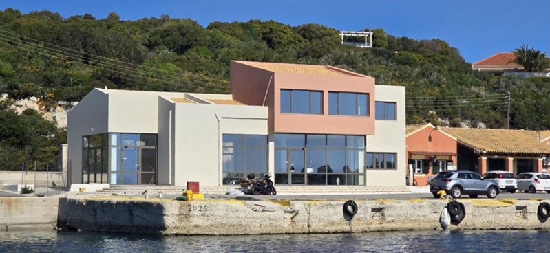 Das neue Passagierterminal im Hafen von Gaios wurde im Rahmen der europäischen Programme THEMIS und SWAN fertiggestellt, wobei die Hafenbehörde von Korfu zusätzliche Mittel bereitstellte. Bildquelle: OLKE