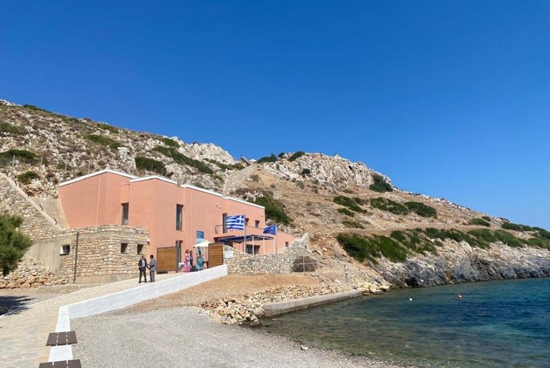 Das Diachronische Archäologische Museum liegt an der Küste von Agathonisi, am Fuße des Hügels mit Blick auf die archäologische Stätte von Kastraki. Bildquelle: Griechisches Kulturministerium