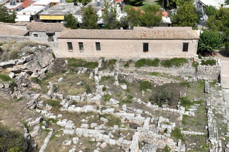 Blick auf die Lagergebäude im Verhältnis zu den archäologischen Überresten innerhalb des zugänglichen Geländes (Südansicht der Bauwerke). Fotoquelle: Kulturministerium