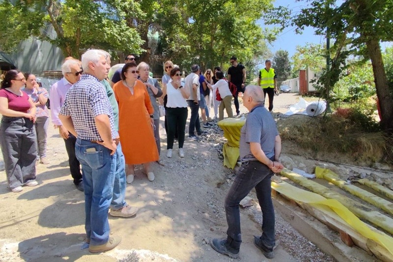 Kulturministerin Lina Mendoni (Mitte) während ihres Besuchs in Tatoi. Fotoquelle: Ministerium für Kultur