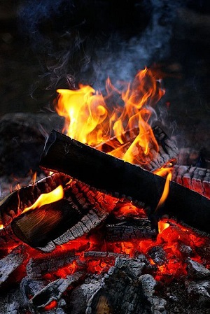 Brennendes Holz - die Hochzeit des Feuers Griechischer Weihnachtsbrauch Photo by szefi on flickr