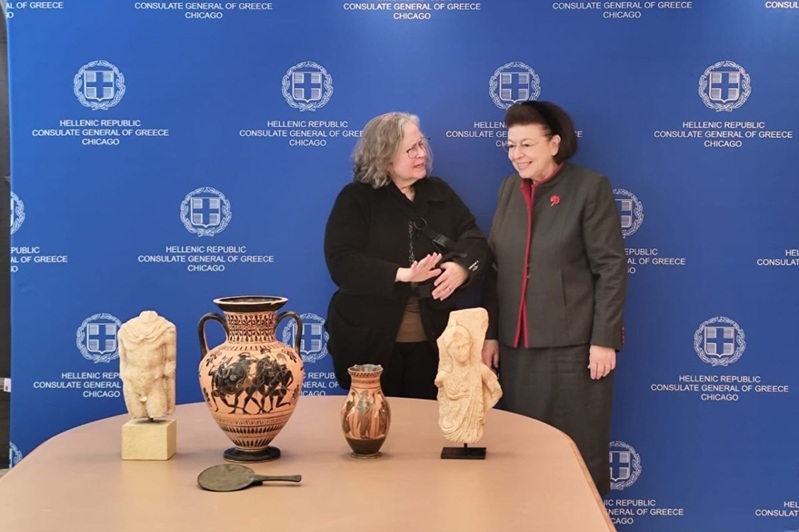 Jeniffer Gray and Greek Culture Minister Lina Mendoni 