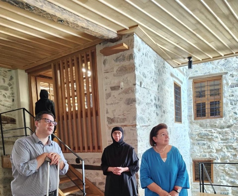 Der stellvertretende Minister des Premierministers Thanasis Kontogeorgis und Lina Mendoni im Kloster Timios Prodromos. Fotoquelle: Kulturministerium