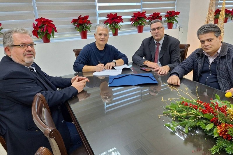 Marinis Beretsos, CEO von Parnonas S.A., mit dem Gouverneur des Peloponnes, Dimitris Ptochos, während der Unterzeichnungszeremonie. Fotoquelle: Region Peloponnes