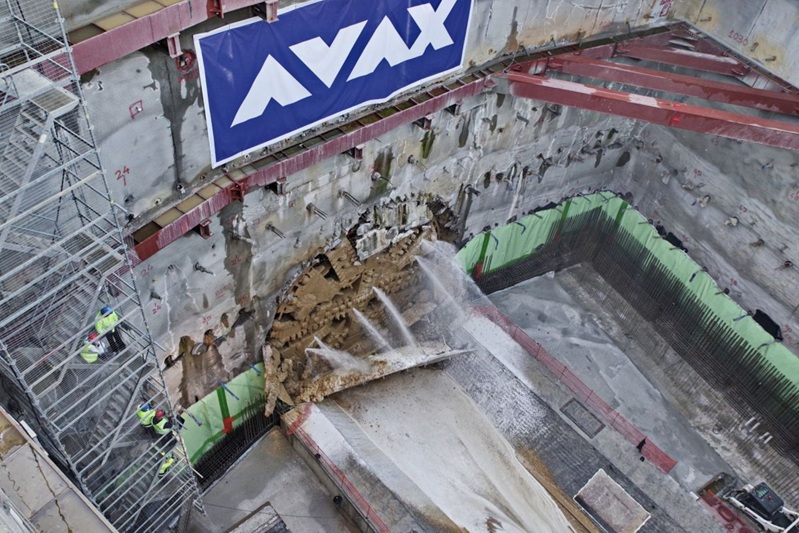 Der Durchbruch am Evangelismos-Schacht markiert einen wichtigen Meilenstein beim Bau der Athener U-Bahn-Linie 4, wodurch der Gesamtfortschritt der Tunnelaushubarbeiten nun bei 65 Prozent liegt.