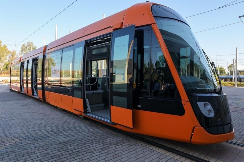 Eine moderne Straßenbahn,