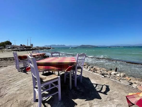 Am Anfang der Nikos-Kazantzakis-Allee, dort, wo die Strandpromenade von Chora auf Aegina auf die Meeresbrise trifft, gab es jahrzehntelang einen Anziehungspunkt für Feinschmecker