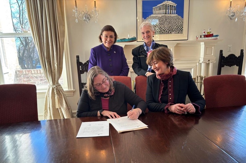 Die griechische Kulturministerin Lina Mendoni (stehend links) und die Kuratorin des Glencairn-Museums Wendy Closterman (sitzend links) während der Übergabezeremonie. Fotoquelle: Kulturministerium